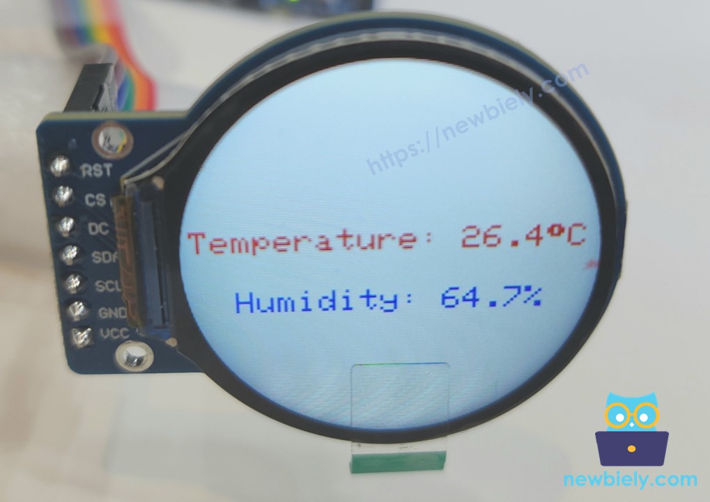Écran TFT LCD rond pour Arduino Nano ESP32 affichant du texte et des chiffres.
