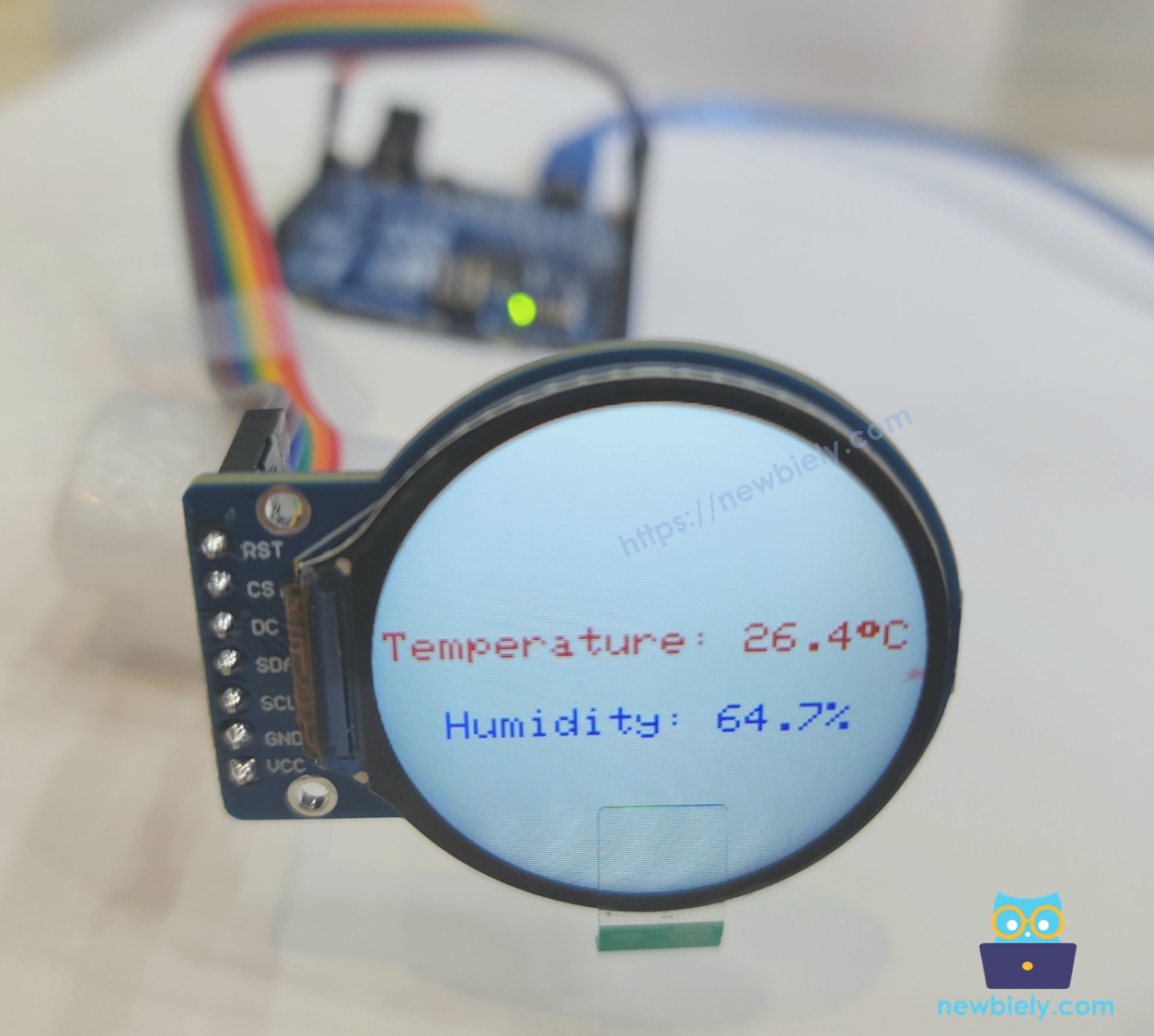 Écran TFT LCD rond pour Arduino affiche du texte et un nombre.