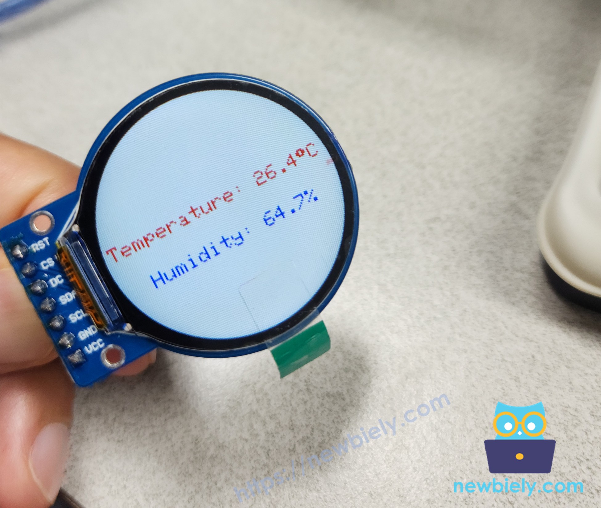 Écran d'Affichage TFT LCD Circulaire Rond ESP32 C3 Super Mini montrant le texte et le numéro