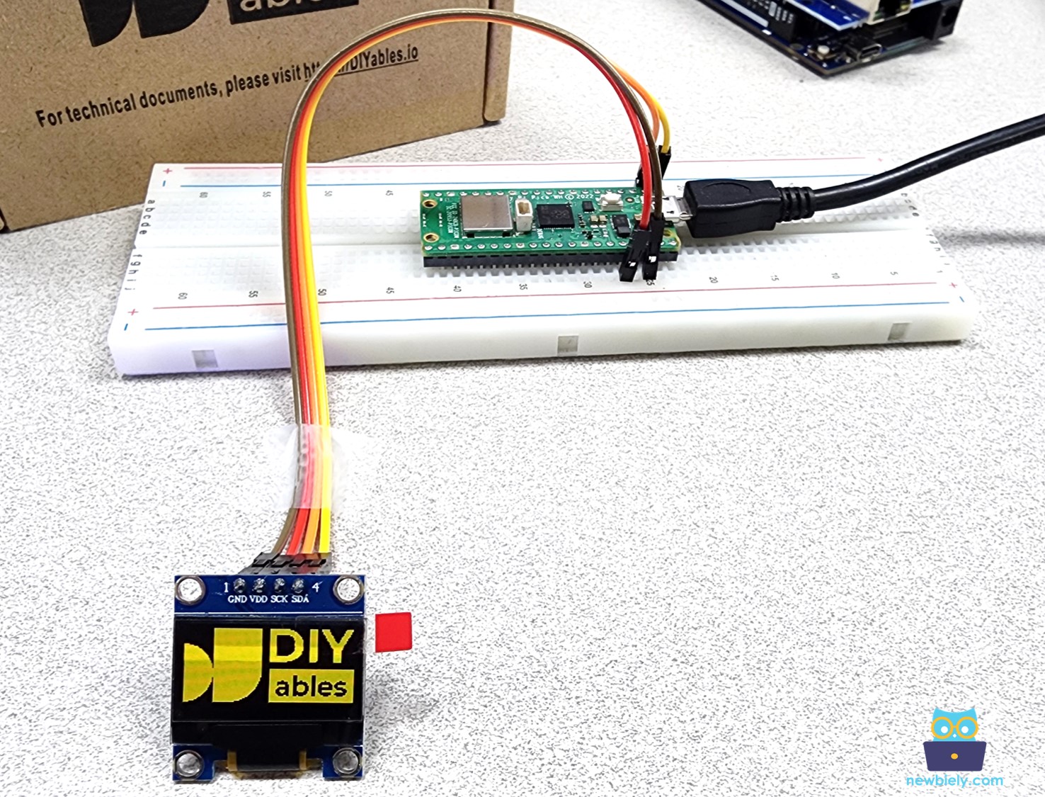 Raspberry Pi Pico affiche une image sur un écran OLED.